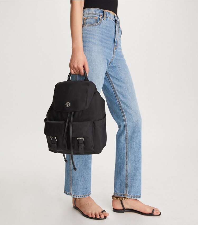 Tory Burch designer zaino Zaino in nylon con pattina in Black accessory on model