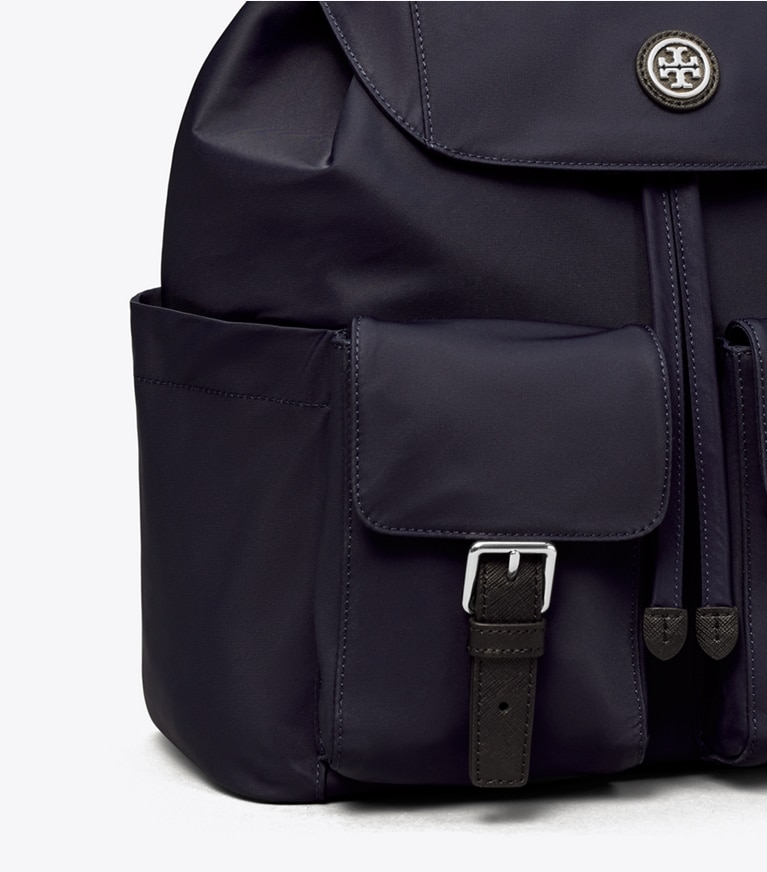 Tory Burch designer zaino Zaino in nylon con pattina in Royal Navy angle