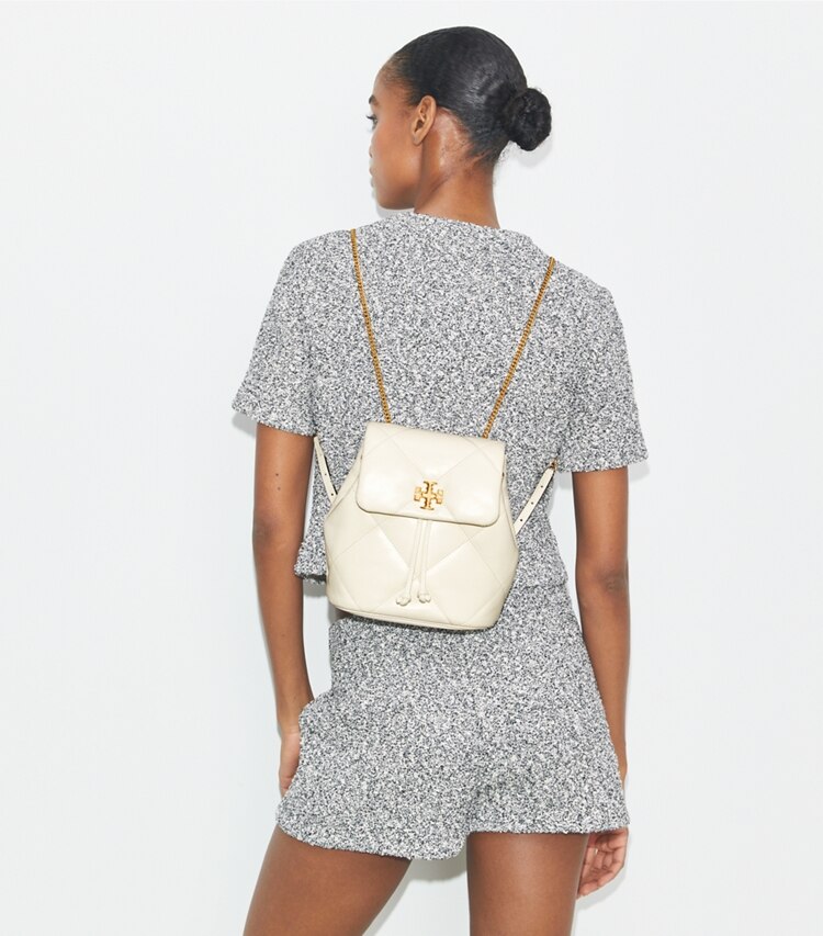 Tory Burch designer zaino Zaino mini Kira con trapuntatura a diamante in Warm White additional on model