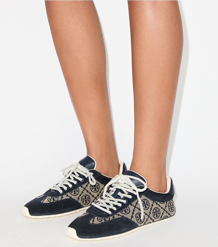 Tory Burch diseñador zapatillas Zapatilla con monograma T Field en NAVY T MONOGRAM / NEW NAVY / NEW NAVY accesorio en modelo