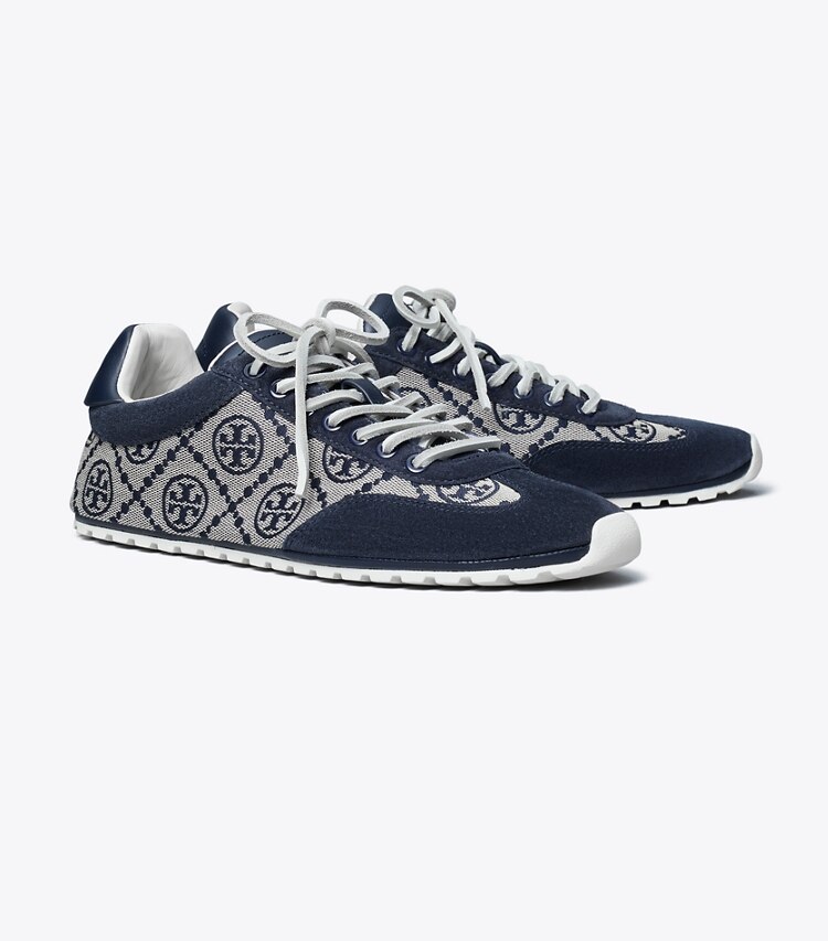 Tory Burch diseñador zapatillas Zapatilla con monograma T Field en NAVY T MONOGRAM / NEW NAVY / NEW NAVY ángulo