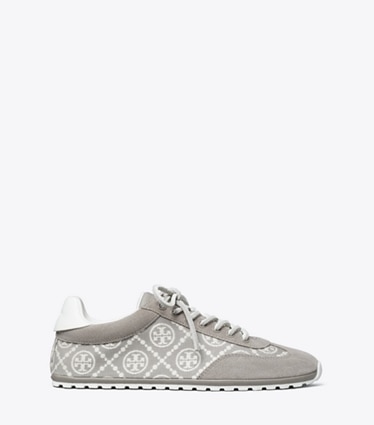 Tory Burch diseñador zapatillas Zapatilla con monograma T Field en GRAY TMONO / FOG GRAY / BROWN lateral