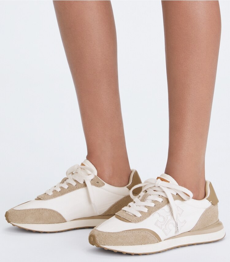 Tory Burch diseñador zapatillas Zapatilla Destiny en WHITE / WHITE / AVOLA adicional en modelo