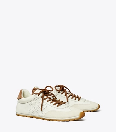 Tory Burch diseñador zapatillas Zapatilla Field en CREAM / WHITE MOCHA / GINGERBREAD BROWN ángulo