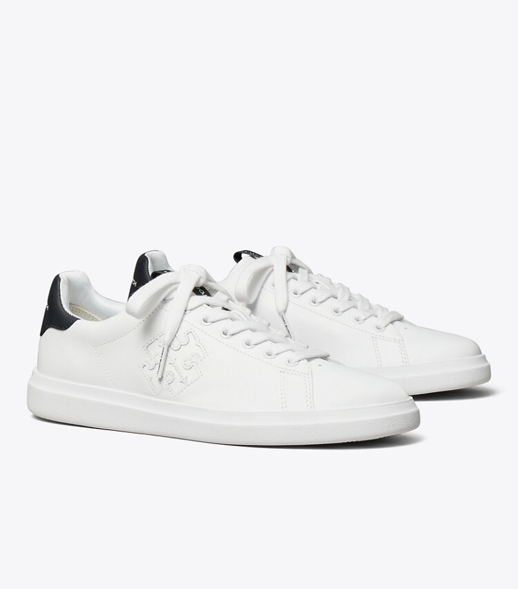 Tory Burch diseñador zapatillas Zapatilla Howell Court en WHITE / PERFECT NAVY ángulo