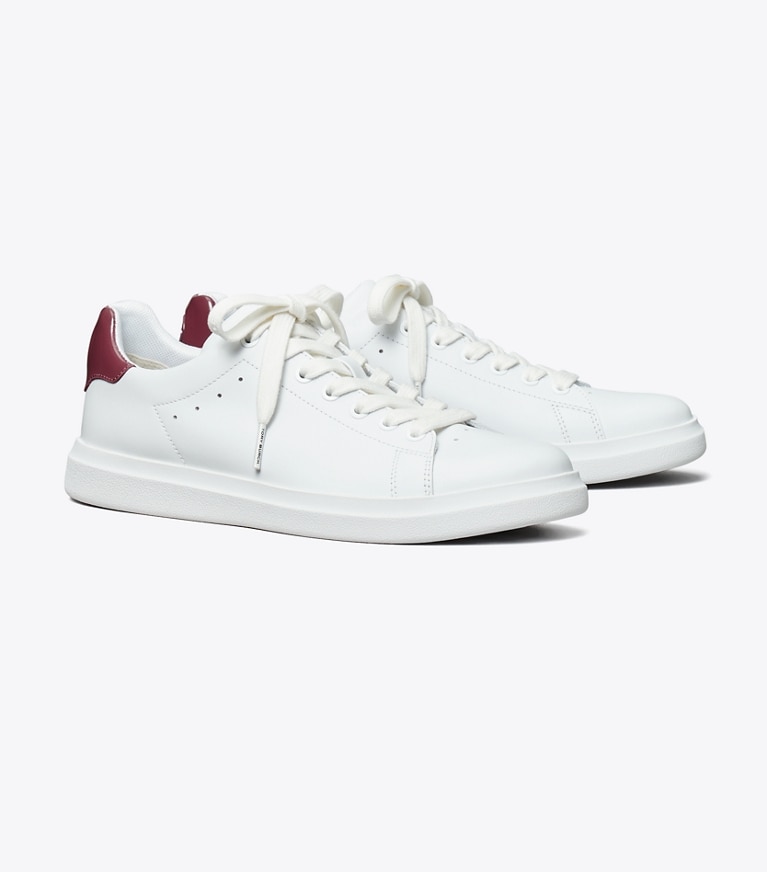 Tory Burch diseñador zapatillas Zapatilla Howell Court en Titanium White / Vintage Eggplant ángulo