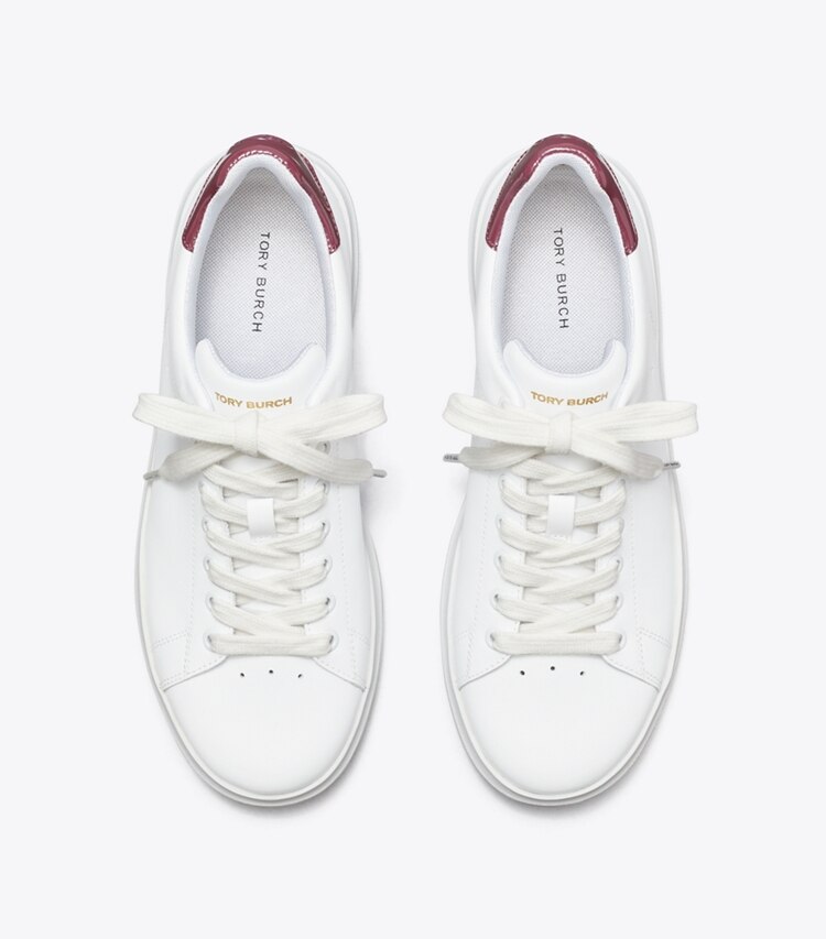 Tory Burch diseñador zapatillas Zapatilla Howell Court en Titanium White / Vintage Eggplant vista superior