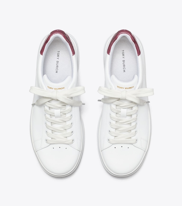 Tory Burch diseñador zapatillas Zapatilla Howell Court en Titanium White / Vintage Eggplant vista superior
