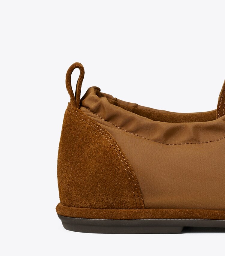 Tory Burch diseñador zapatillas Zapatillas de balet en DRY MESA / COGNAC BROWN detalle