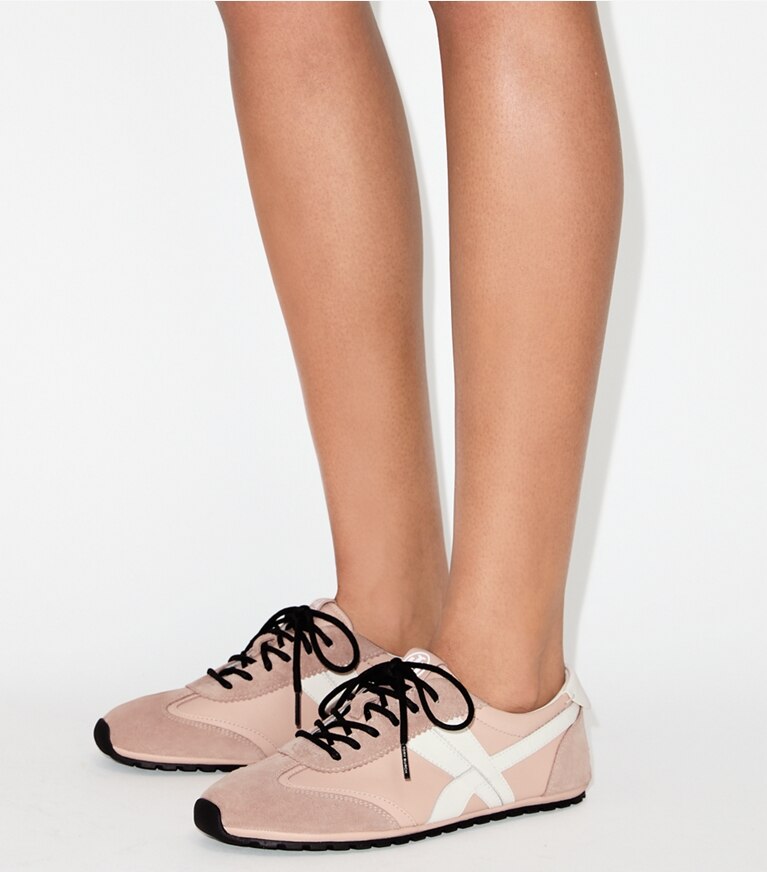 Tory Burch diseñador zapatillas Zapatillas Hank Field en DUSTY ROSE / MALVA / CREAM accesorio en modelo