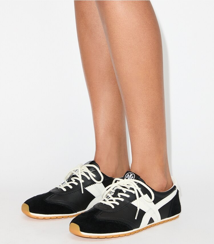 Tory Burch diseñador zapatillas Zapatillas Hank Field en BLACK / CREAM / BLACK accesorio en modelo