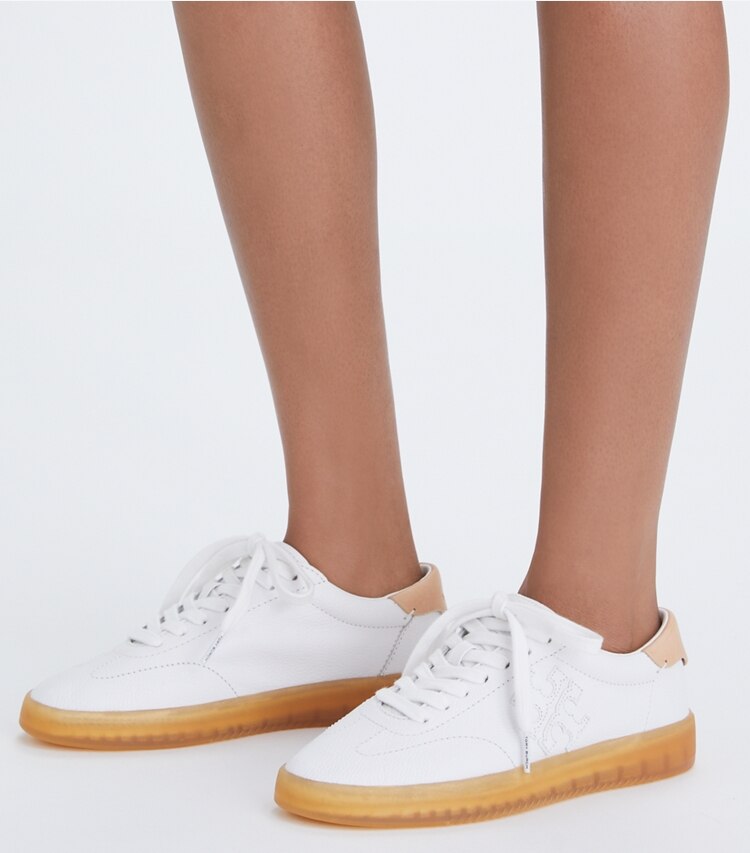 Tory Burch diseñador zapatillas Zapatillas Phoenix en WHITE / WHITE / BRUSHED ALMOND adicional en modelo