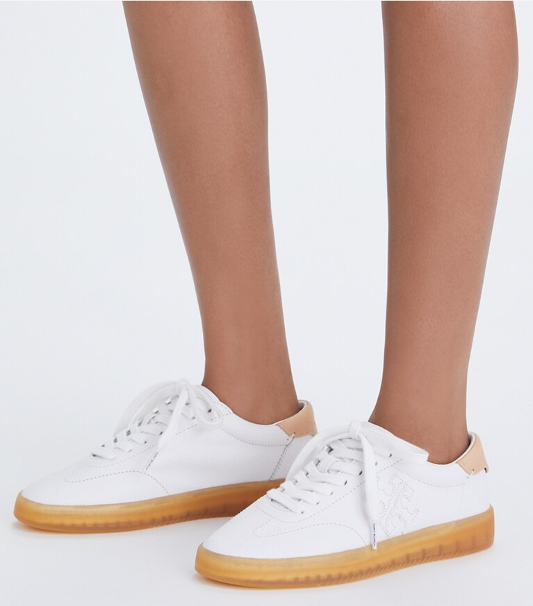 Tory Burch diseñador zapatillas Zapatillas Phoenix en WHITE / WHITE / BRUSHED ALMOND adicional en modelo
