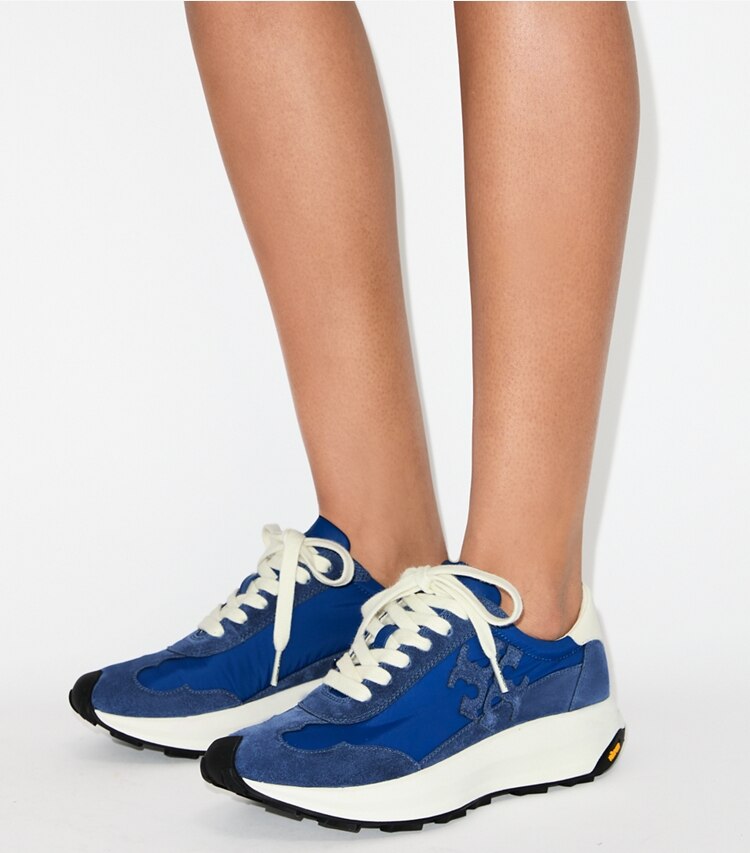 Tory Burch diseñador zapatillas Zapatillas Tory Trainer en AZURE / FADED NAVY / CREAM accesorio en modelo