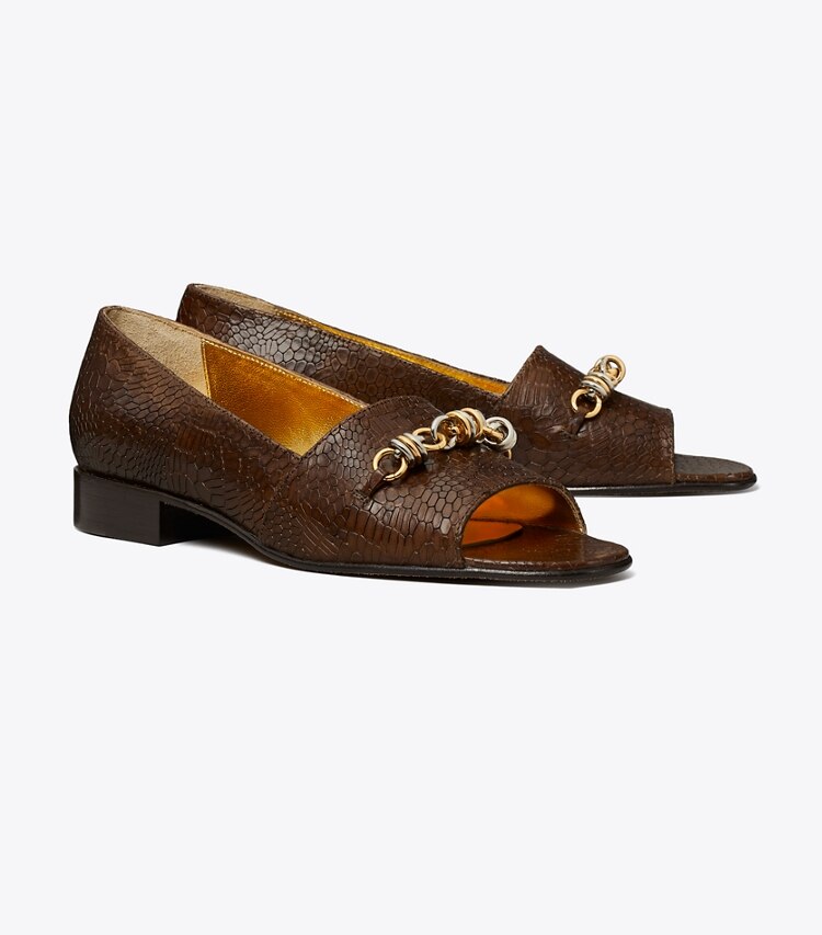 Tory Burch diseñador zapatos planos Zapato con puntera abierta Runway con cadena en KHAKI ángulo