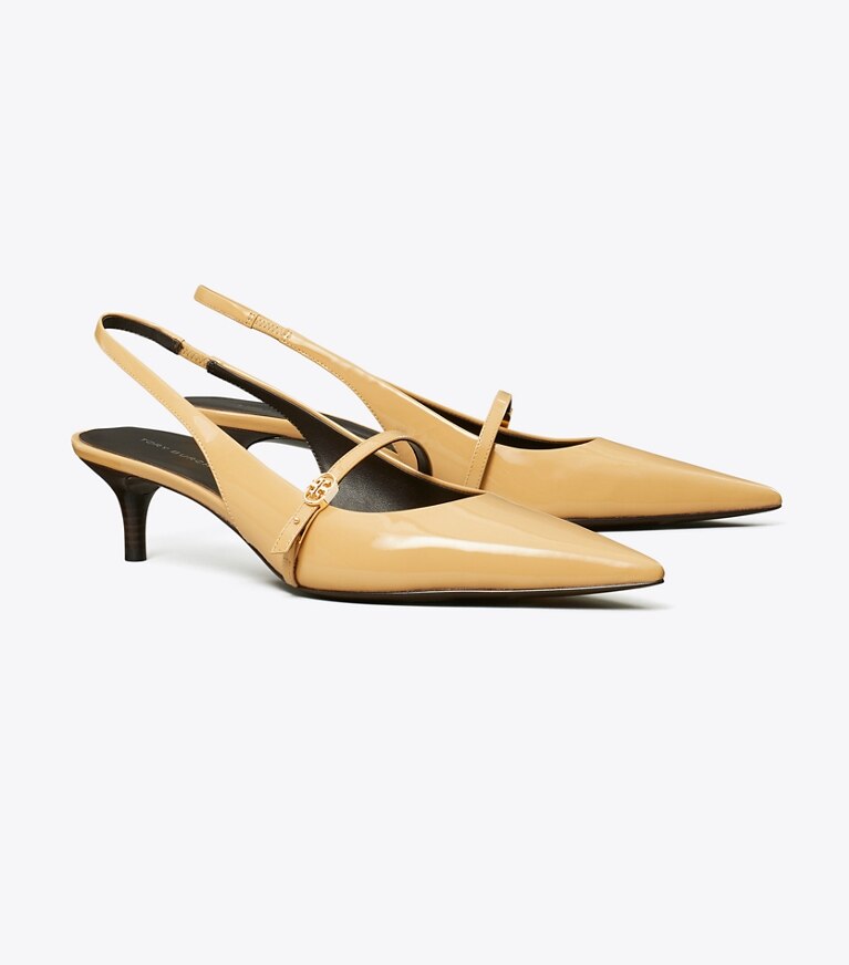 Tory Burch diseñador tacones Zapato con tira trasera Mary Jane con hebilla doble T en BISCOTTI / BISCOTTI ángulo