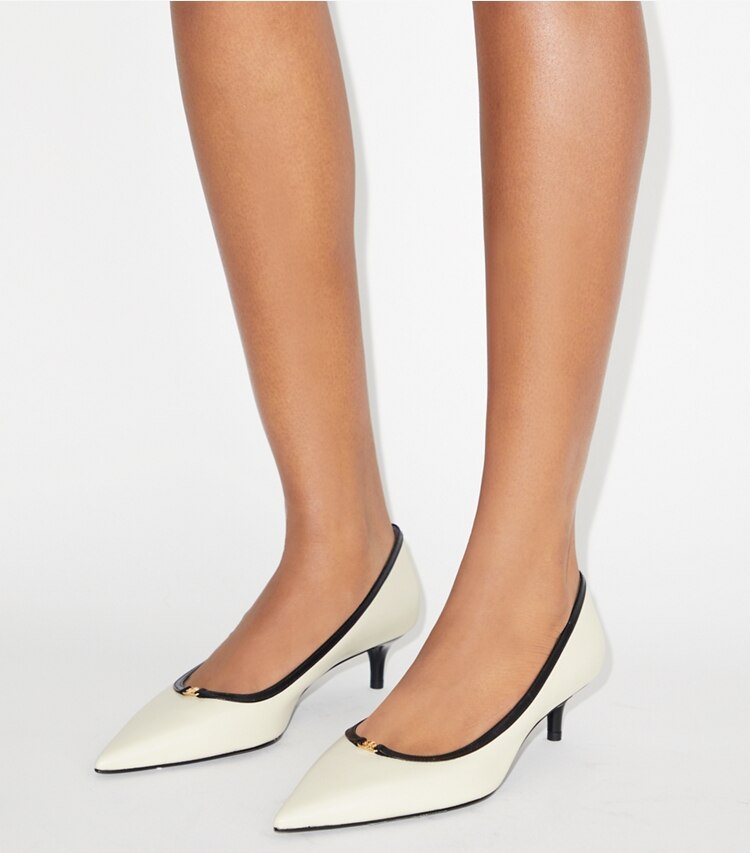 Tory Burch diseñador tacones Zapato de tacón bajo con hebilla doble T en LIGHT CREAM / PERFECT BLACK accesorio en modelo