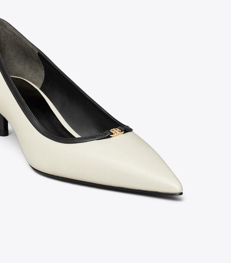 Tory Burch diseñador tacones Zapato de tacón bajo con hebilla doble T en LIGHT CREAM / PERFECT BLACK detalle