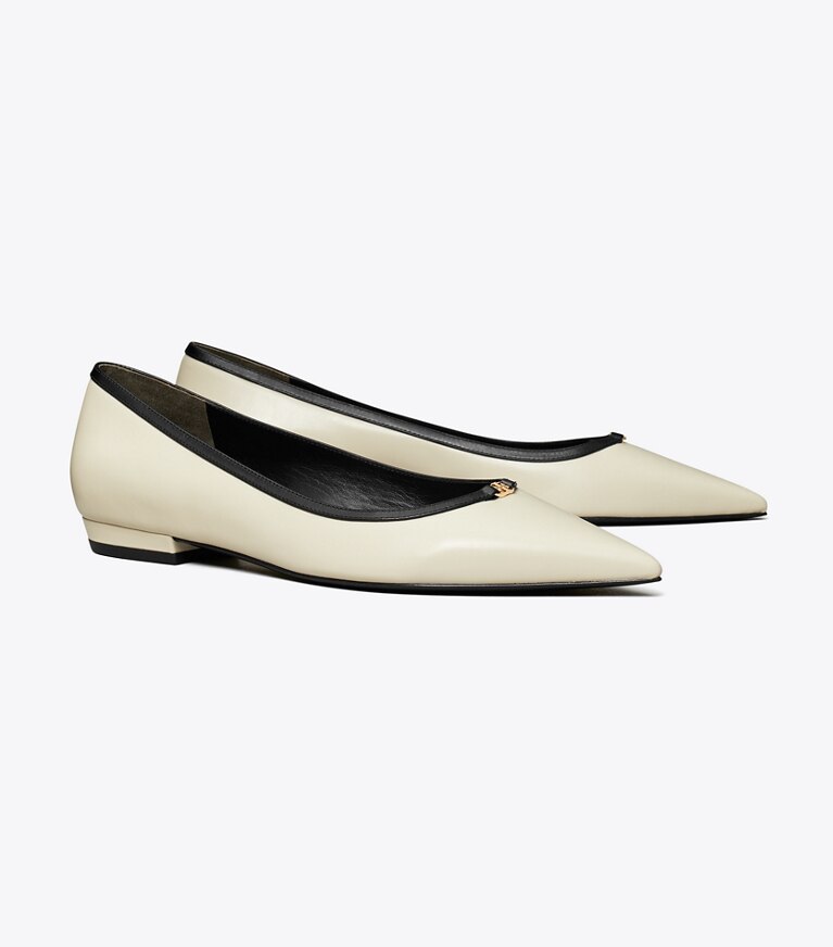 Tory Burch diseñador zapatos planos Zapato plano con hebilla doble T en LIGHT CREAM / PERFECT BLACK ángulo