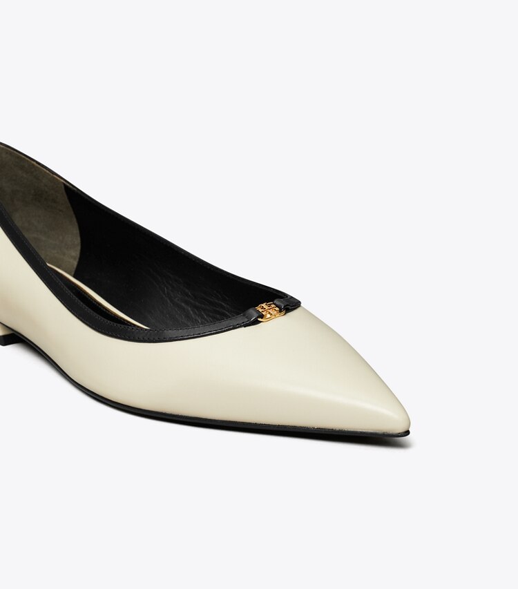 Tory Burch diseñador zapatos planos Zapato plano con hebilla doble T en LIGHT CREAM / PERFECT BLACK detalle