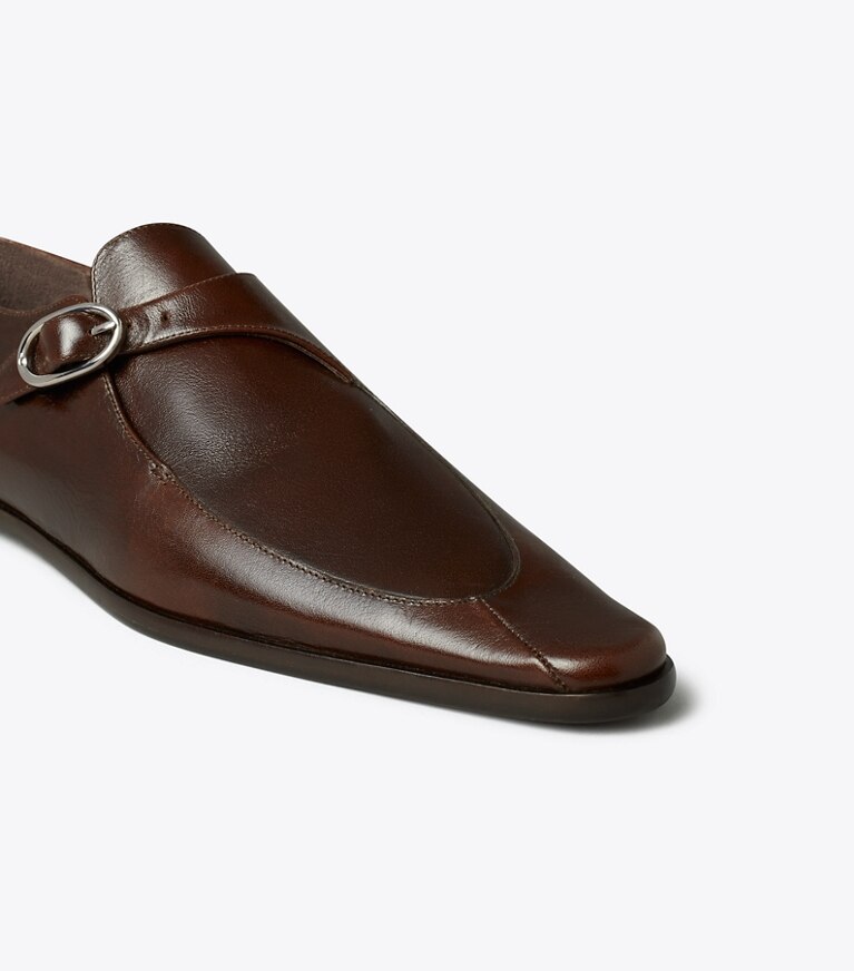 Tory Burch diseñador zapatos planos Zapato Twisted Monk Strap en BARK BROWN detalle
