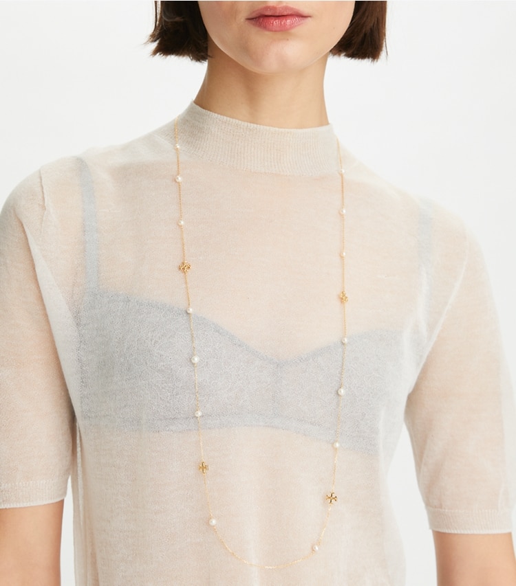 Tory Burch designer halsketten Zarte, lange Kira Halskette mit Perlen in Tory Gold / Pearl accessory on model
