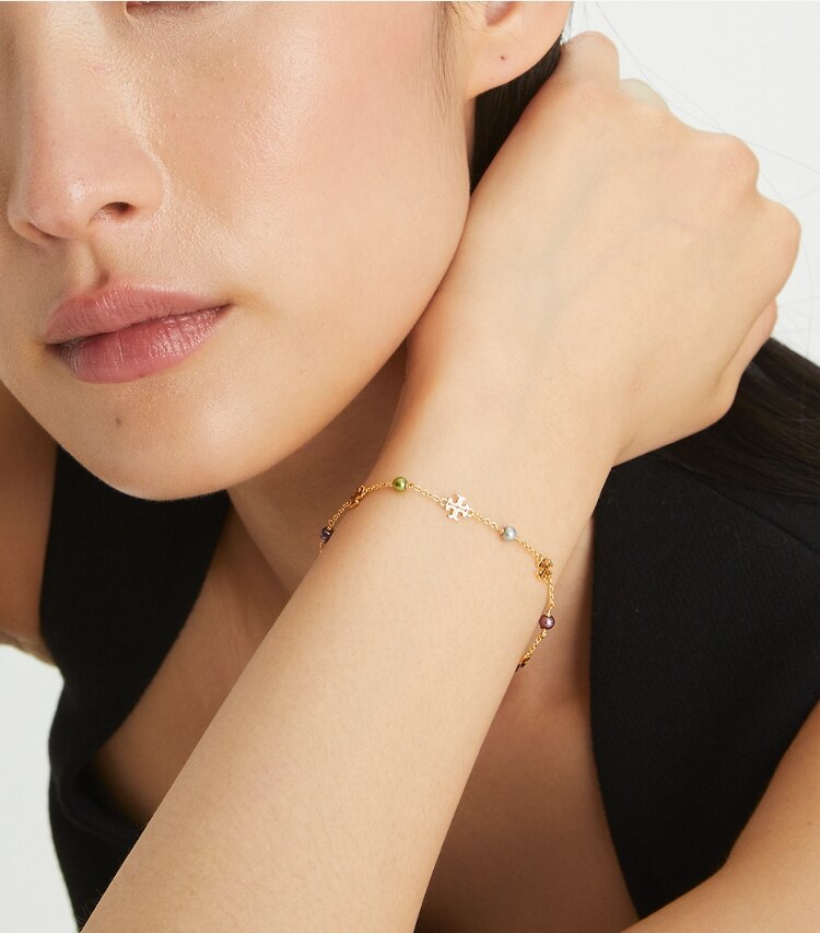 Tory Burch designer armbänder Zartes Kira Gliederarmband mit Perlen in Tory Gold / Pearl accessory on model