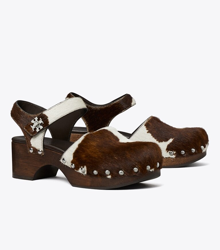 Tory Burch diseñador tacones Zueco con broche giratorio en Mocha Brown / SHEA BUTTER ángulo