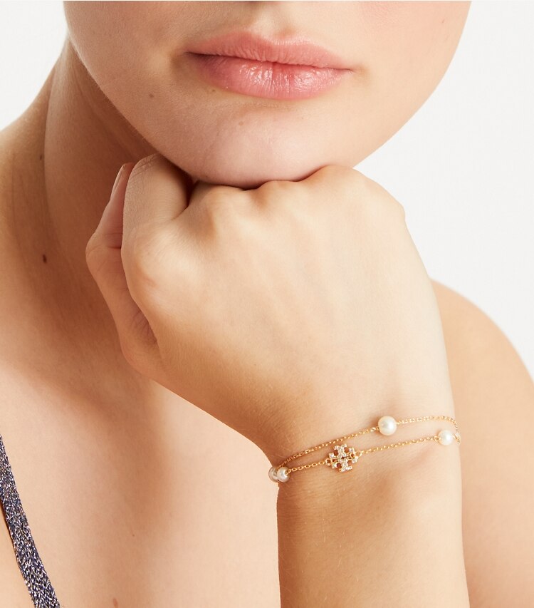 Tory Burch designer armbänder Zweireihiges Kira Armband mit Perlen in Rolled Gold/Pearl/Crystal accessory on model