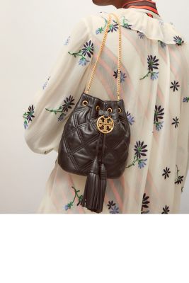 Descubrir 94+ imagen tory burch chelsea quilted drawstring bag